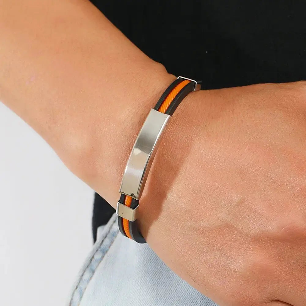 Bracelet gourmette en acier inoxydable plaqué titane blanc et silicone noir variante orange porté au poignet d'un homme