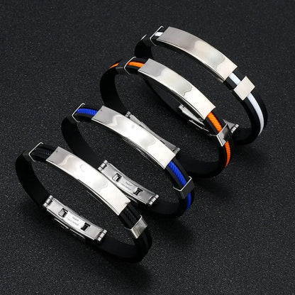 Bracelet gourmette en acier inoxydable plaqué titane blanc et silicone noir variantes noir, blanc, bleu et orange debout.