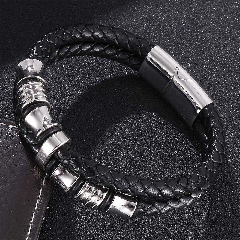Bracelet homme en cuir tressé noir et acier inoxydable plaqué titane blanc posé.