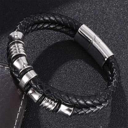 Bracelet homme en cuir tressé noir et acier inoxydable plaqué titane blanc posé.