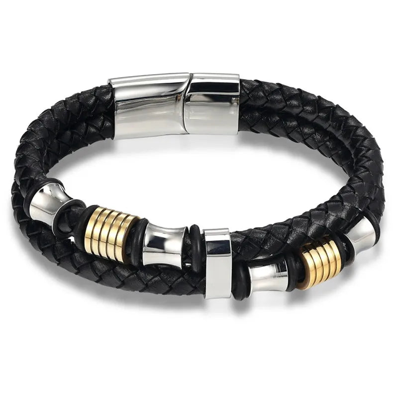 Bracelet homme en cuir tressé noir et acier inoxydable plaqué or jaune sur fond blanc.