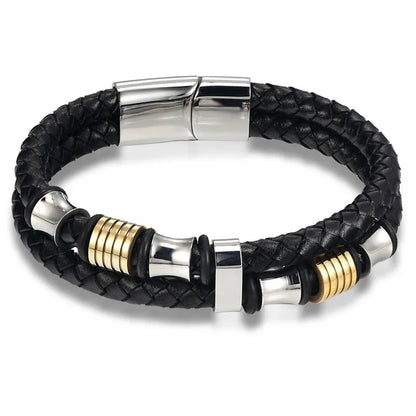 Bracelet homme en cuir tressé noir et acier inoxydable plaqué or jaune sur fond blanc.
