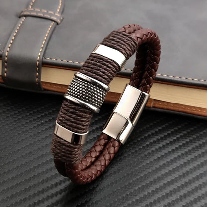 Bracelet homme vintage en cuir marron et acier inoxydable plaqué titane blanc debout.
