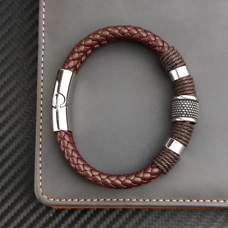 Bracelet homme vintage en cuir marron et acier inoxydable plaqué titane blanc vue du dessus.