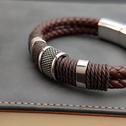 Bracelet homme vintage en cuir marron et acier inoxydable plaqué titane blanc vue de proche et de face.