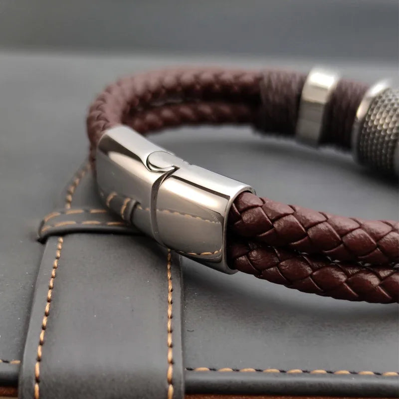 Bracelet homme vintage en cuir marron et acier inoxydable plaqué titane blanc vue de proche et de dos.