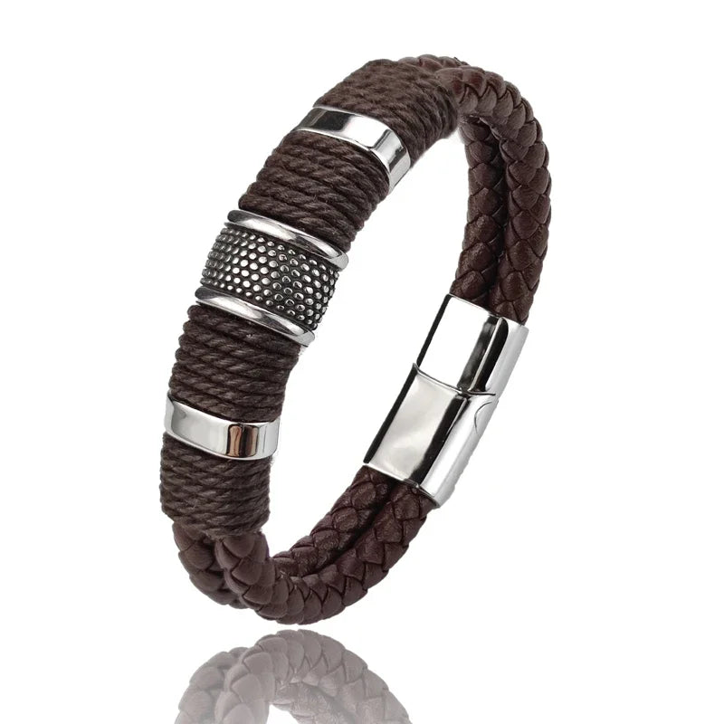 Bracelet homme vintage en cuir marron et acier inoxydable plaqué titane blanc sur fond blanc.