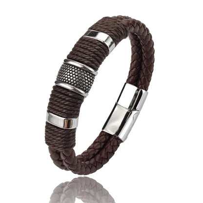 Bracelet homme vintage en cuir marron et acier inoxydable plaqué titane blanc sur fond blanc.