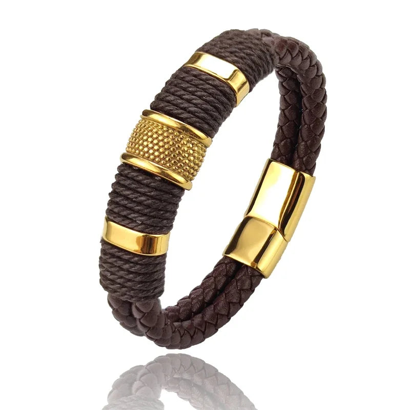 Bracelet homme vintage en cuir marron et acier inoxydable plaqué or jaune sur fond blanc.