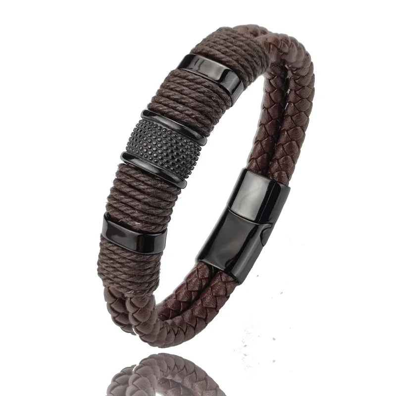 Bracelet homme vintage en cuir marron et acier inoxydable plaqué titane noir sur fond blanc.