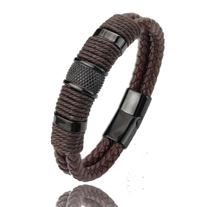 Bracelet homme vintage en cuir marron et acier inoxydable plaqué titane noir sur fond blanc.
