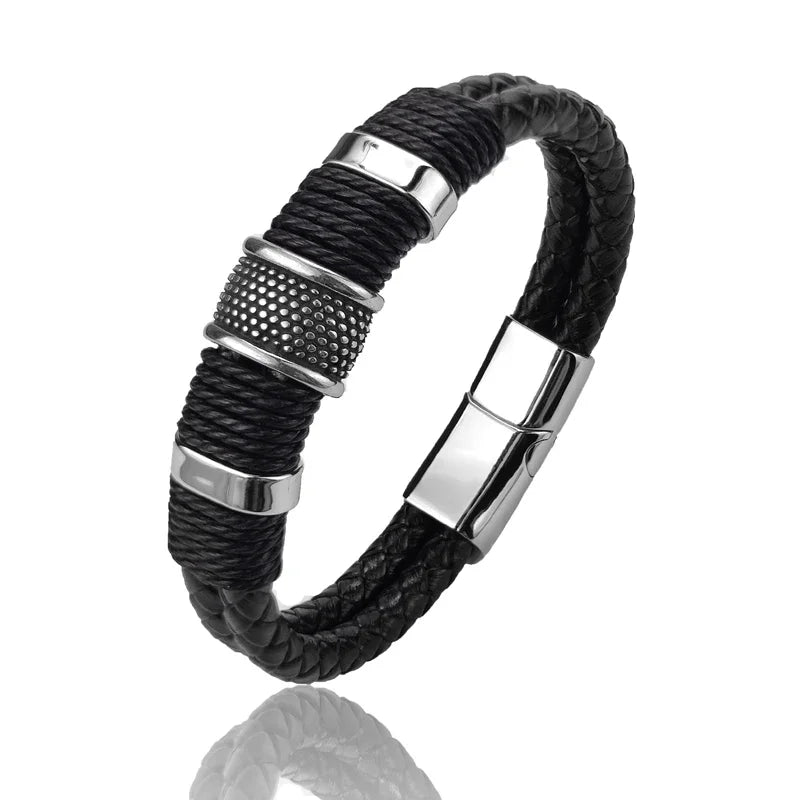 Bracelet homme vintage en cuir noir et acier inoxydable plaqué titane blanc sur fond blanc.
