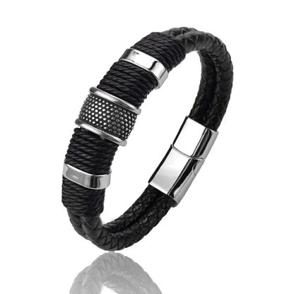 Bracelet homme vintage en cuir noir et acier inoxydable plaqué titane blanc sur fond blanc.