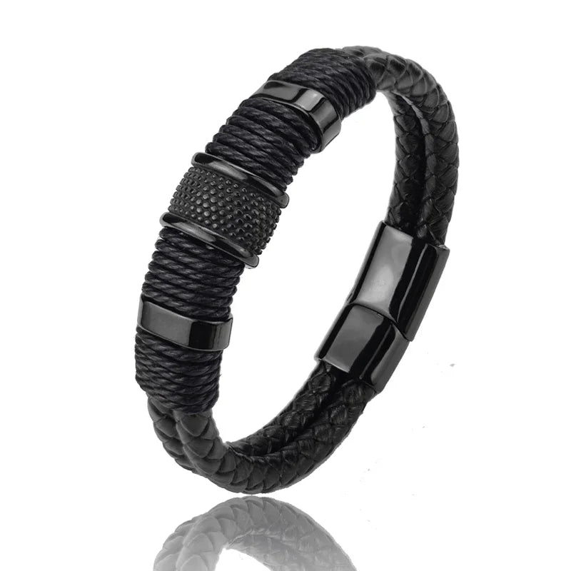 Bracelet homme vintage en cuir noir et acier inoxydable plaqué titane noir sur fond blanc.