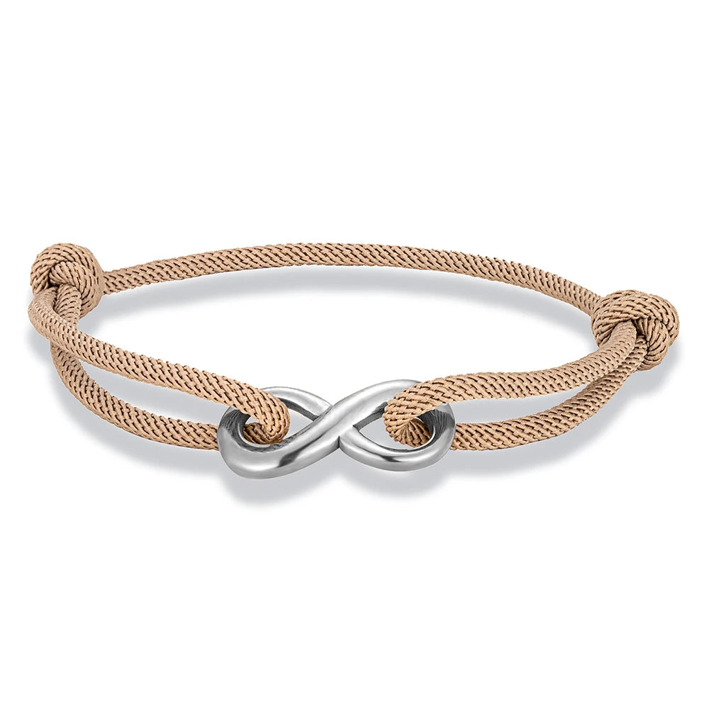 Bracelet infini ajustable en acier inoxydable blanc et cordon beige sur fond blanc.