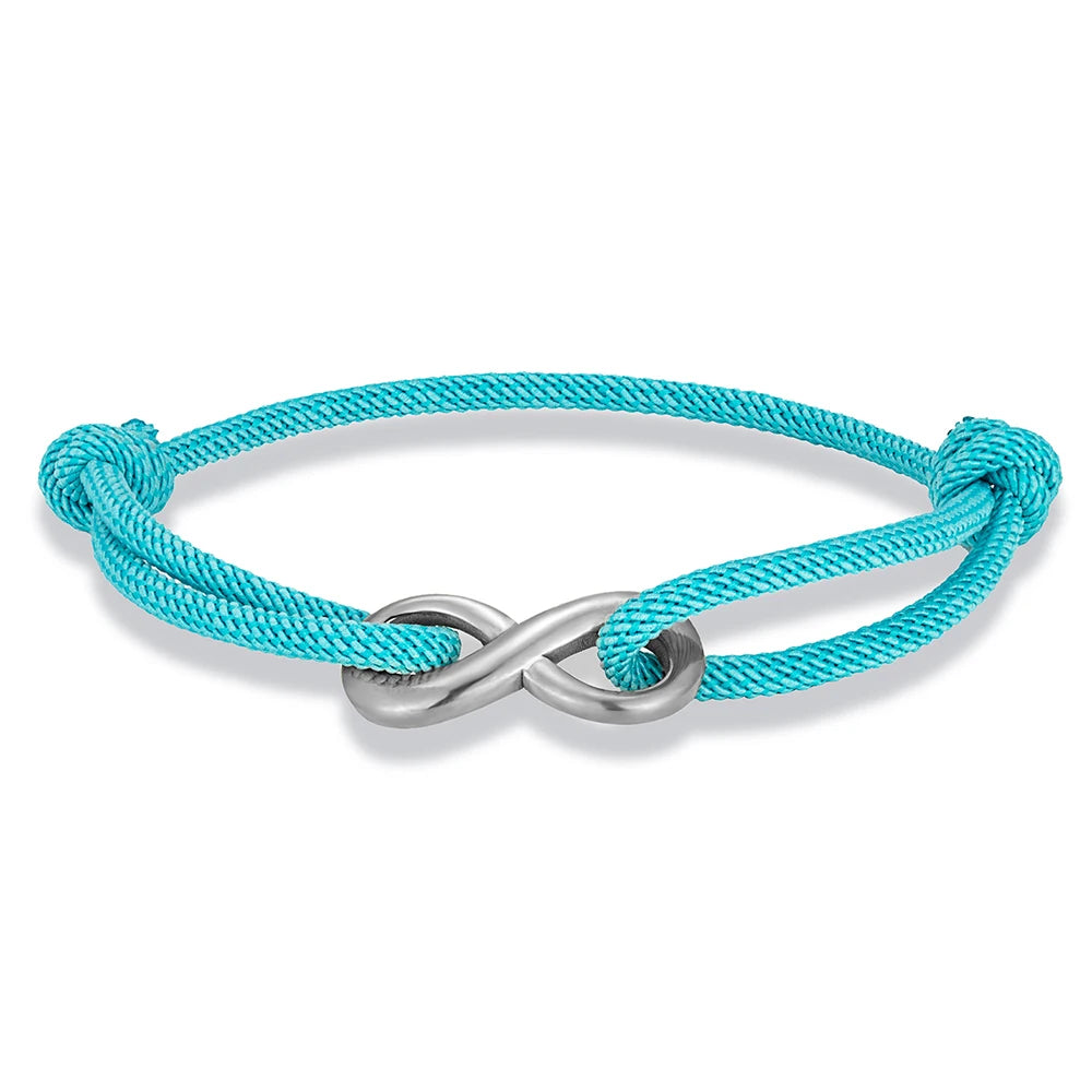 Bracelet infini ajustable en acier inoxydable blanc et cordon bleu ciel sur fond blanc.