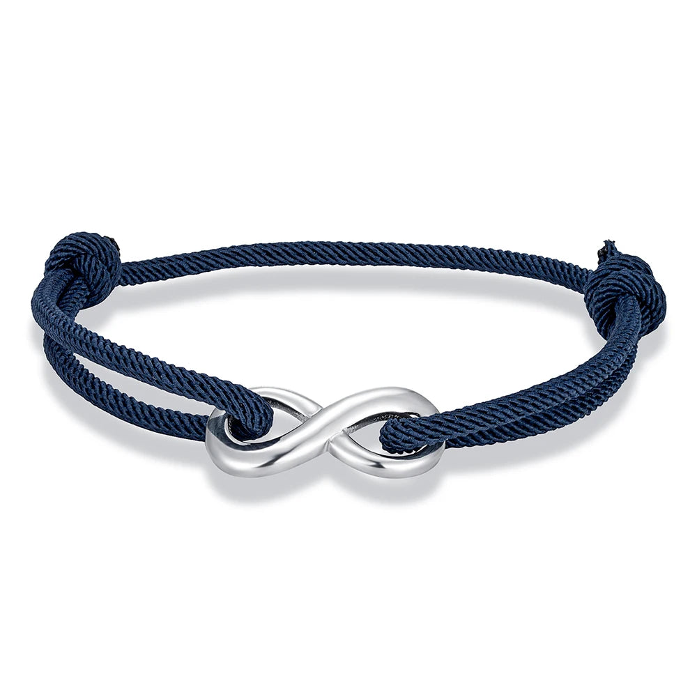 Bracelet infini ajustable en acier inoxydable blanc et cordon bleu foncé sur fond blanc.
