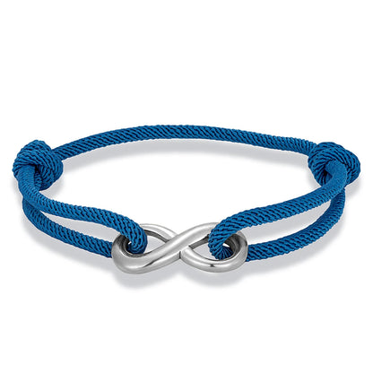 Bracelet infini ajustable en acier inoxydable blanc et cordon bleu sur fond blanc.