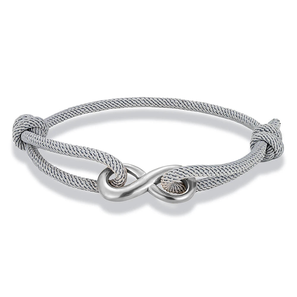 Bracelet infini ajustable en acier inoxydable blanc et cordon gris sur fond blanc.
