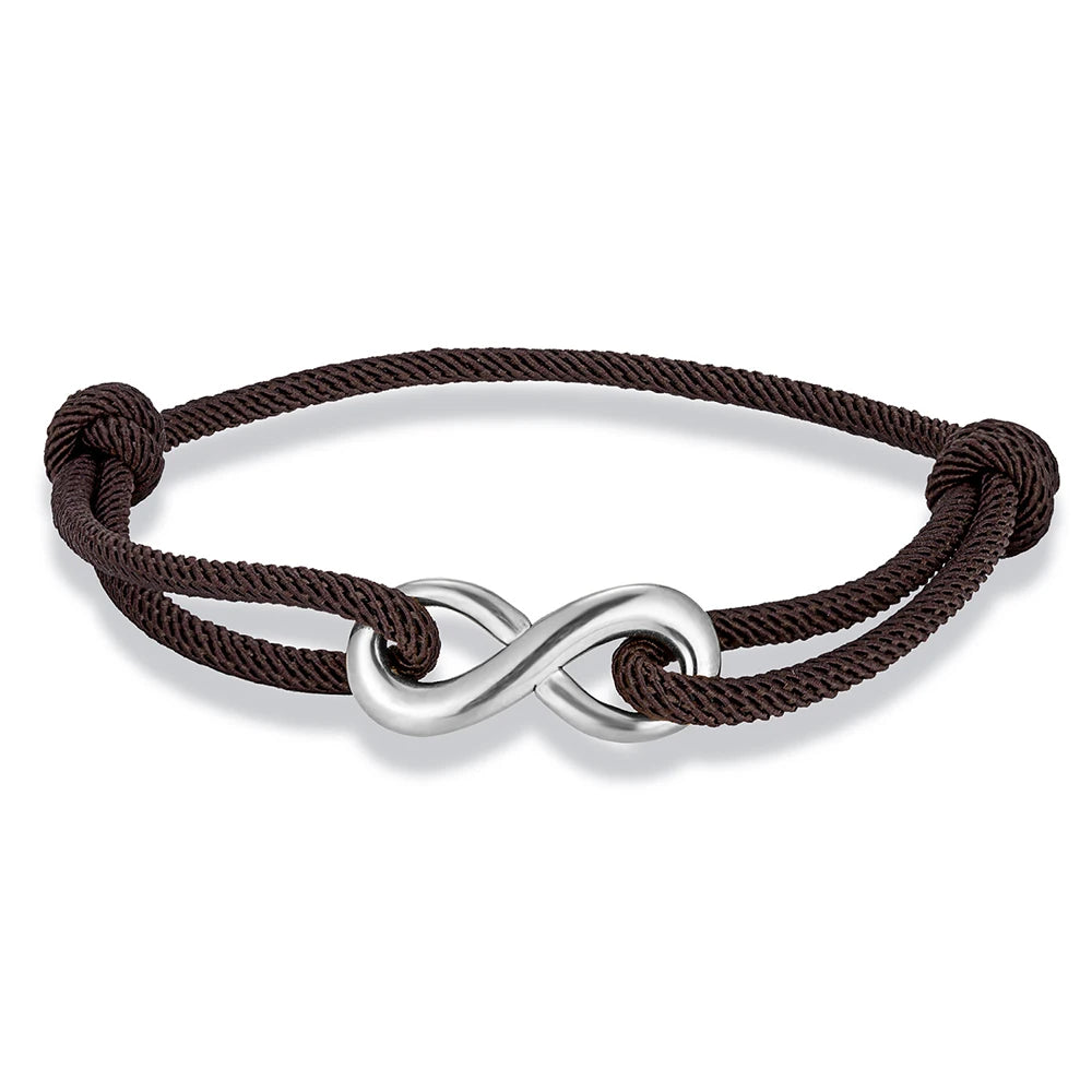 Bracelet infini ajustable en acier inoxydable blanc et cordon marron sur fond blanc.