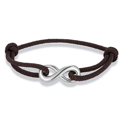 Bracelet infini ajustable en acier inoxydable blanc et cordon marron sur fond blanc.