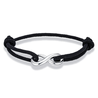 Bracelet infini ajustable en acier inoxydable blanc et cordon noir sur fond blanc.