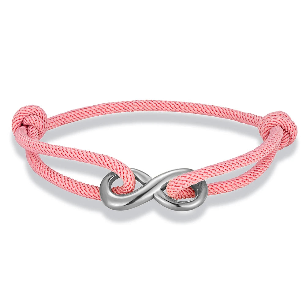 Bracelet infini ajustable en acier inoxydable blanc et cordon rose clair sur fond blanc.