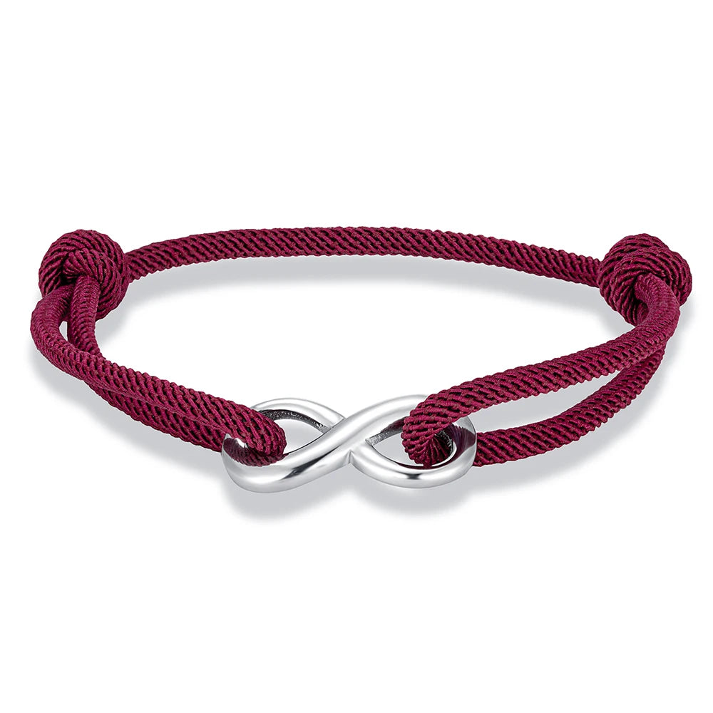 Bracelet infini ajustable en acier inoxydable blanc et cordon rouge bordeaux sur fond blanc.