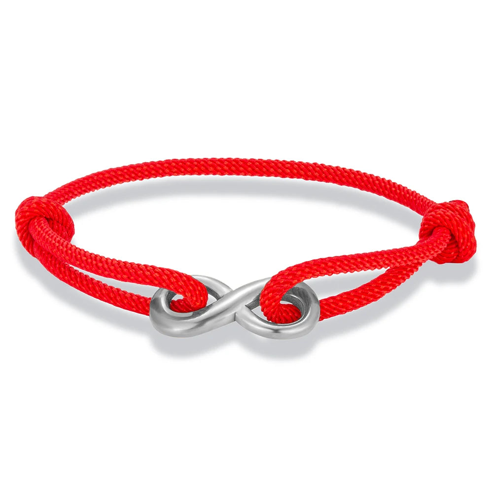 Bracelet infini ajustable en acier inoxydable blanc et cordon rouge sur fond blanc.