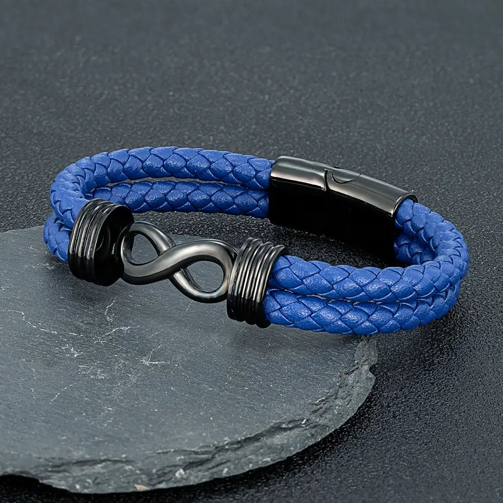 Bracelet infini en cuir bleu et acier inoxydable plaqué argent 925 noir posé.