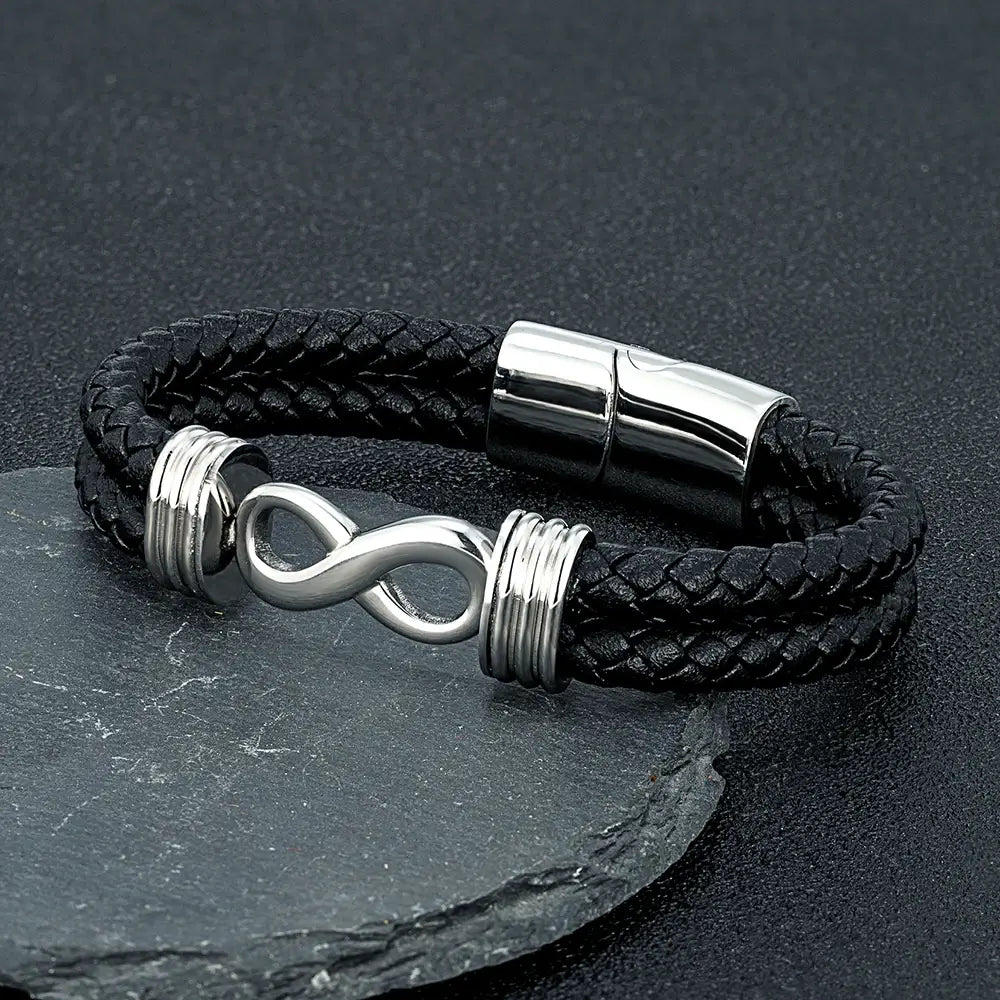 Bracelet infini en cuir noir et acier inoxydable plaqué argent 925 blanc posé.