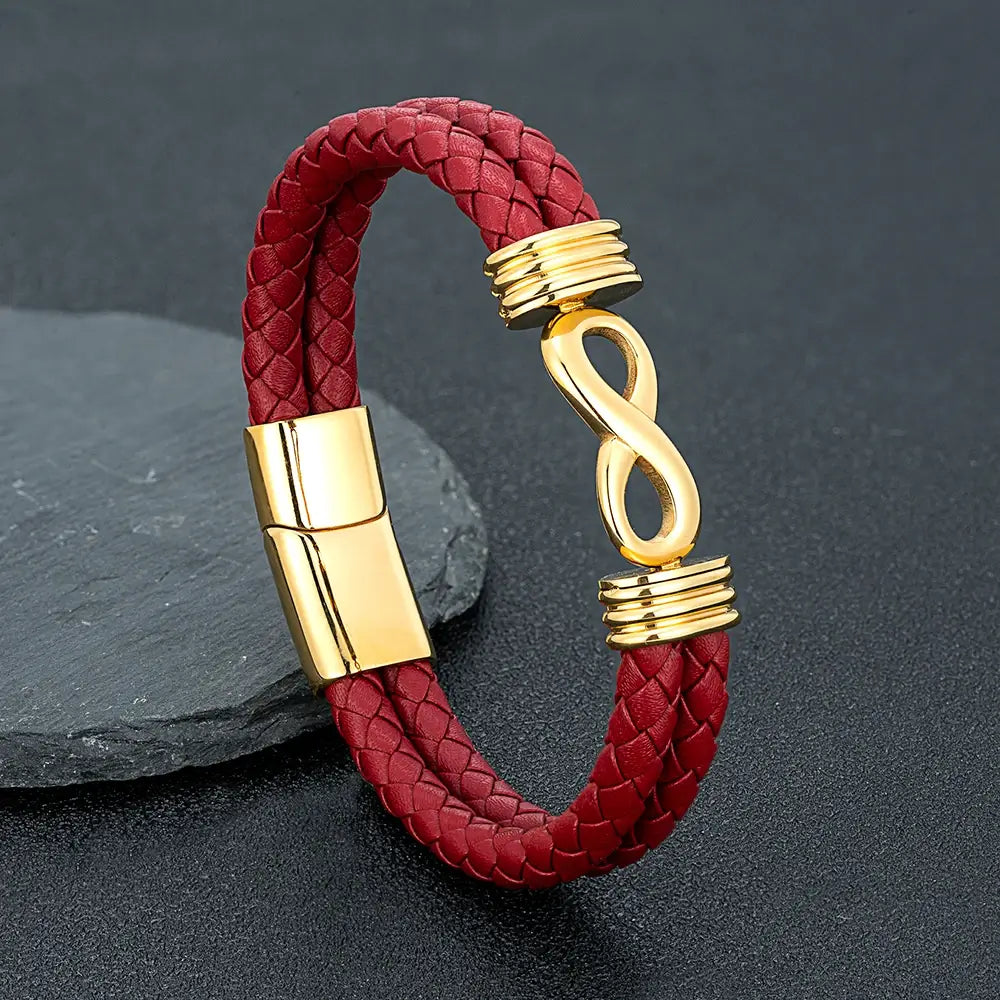 Bracelet infini en cuir rouge et acier inoxydable plaqué or jaune debout.