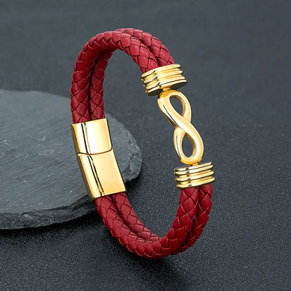 Bracelet infini en cuir rouge et acier inoxydable plaqué or jaune debout.