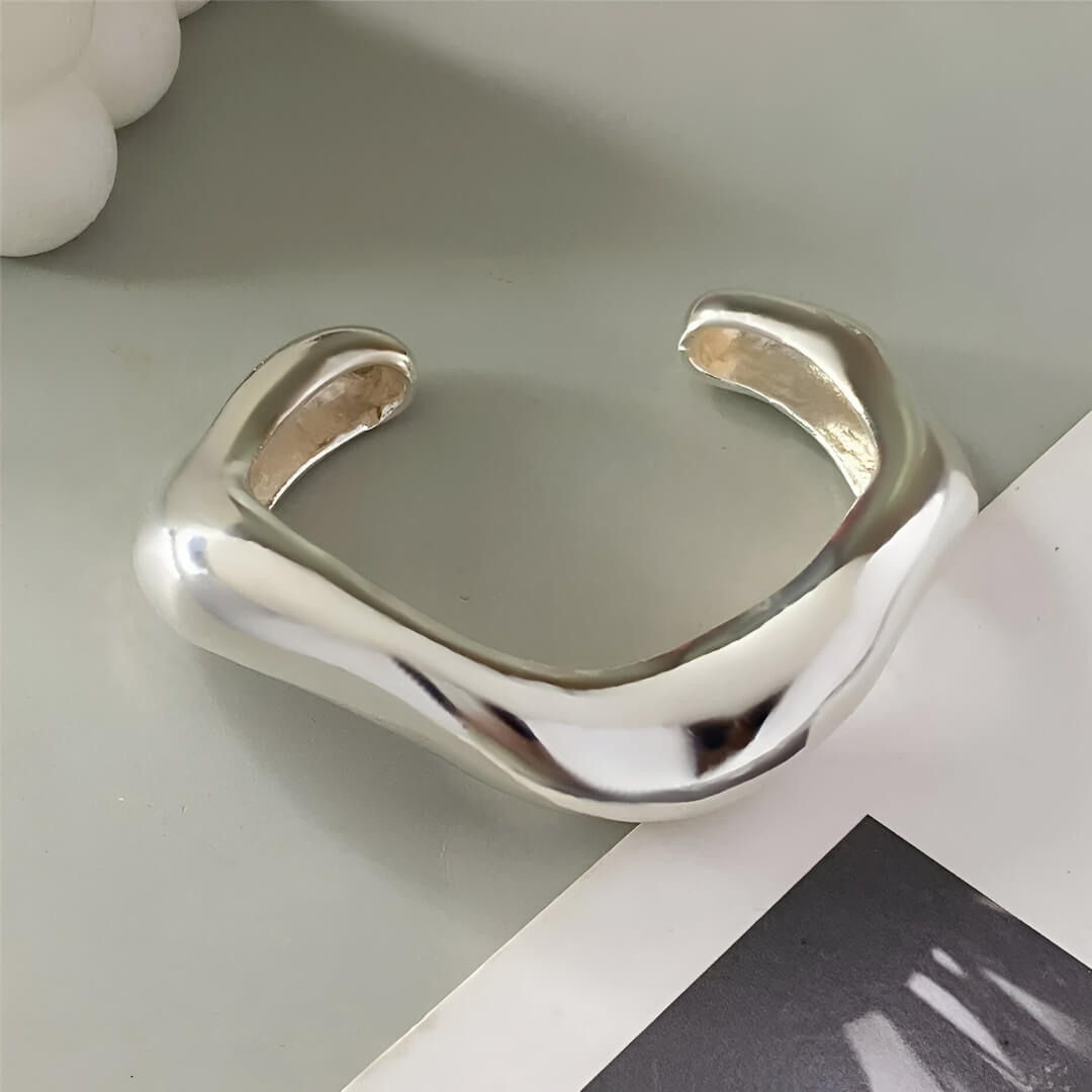 Bracelet jonc courbé en or blanc vue de face.