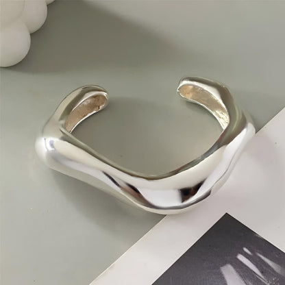 Bracelet jonc courbé en or blanc vue de face.