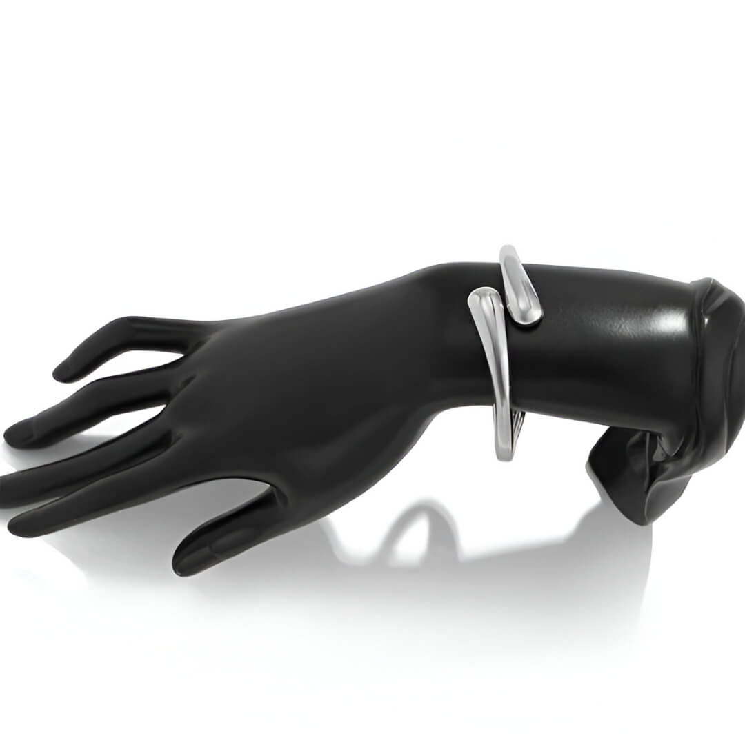 Bracelet jonc goutte d'eau en or blanc porté au poignet d'un mannequin.