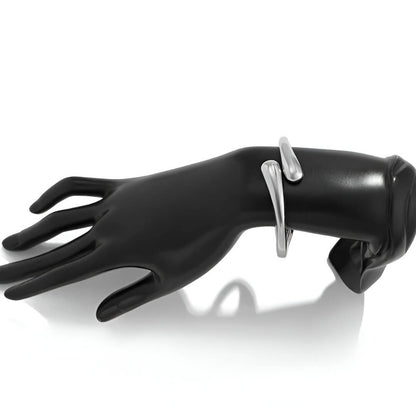 Bracelet jonc goutte d'eau en or blanc porté au poignet d'un mannequin.