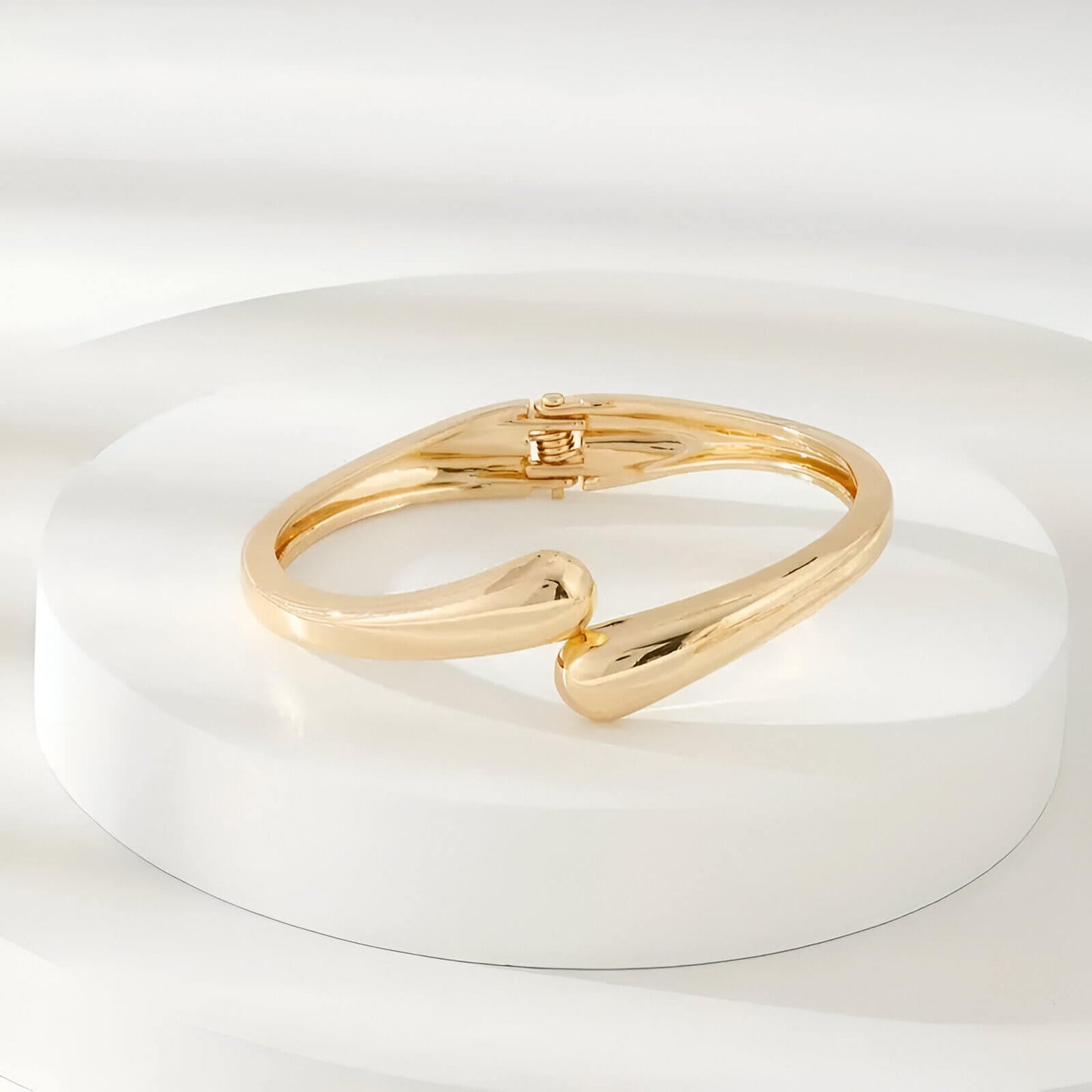 Bracelet jonc goutte d'eau en or jaune vue de face.