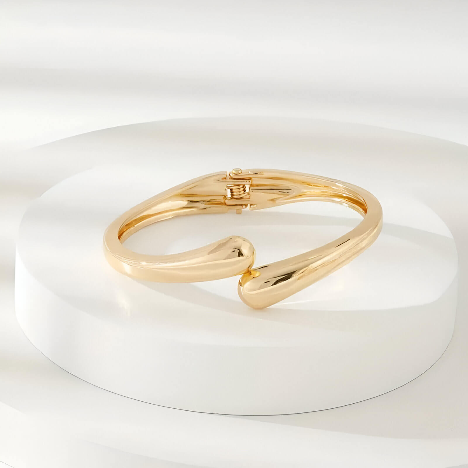 Bracelet jonc goutte d'eau en or jaune vue de face.