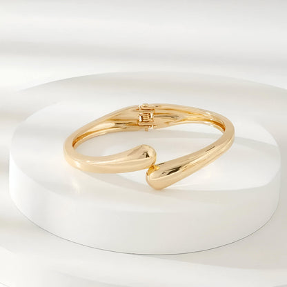 Bracelet jonc goutte d'eau en or jaune vue de face.