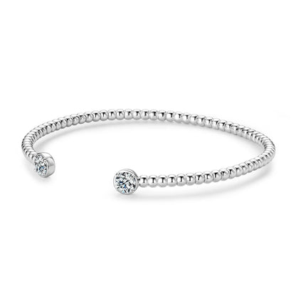 Jonc granulé Elianë en argent 925 plaqué or blanc et moissanites étincelantes serties 4 griffes vue de côté.