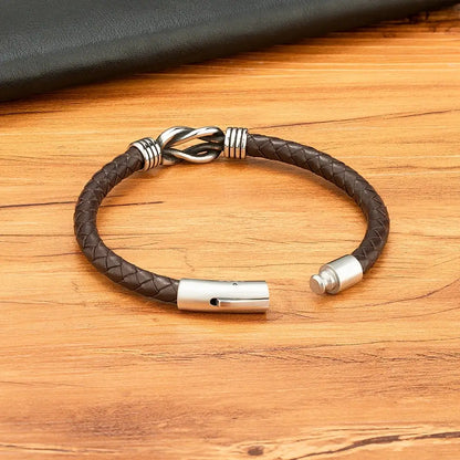 Bracelet liaison nœud argenté en cuir marron tressé et acier inoxydable plaqué titane vue de dos.