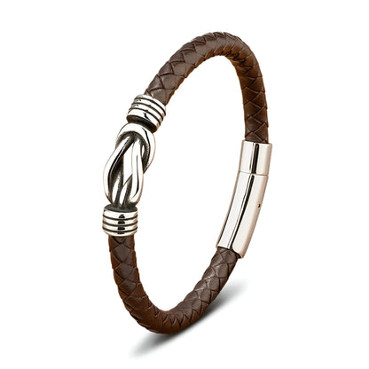 Bracelet liaison nœud argenté en cuir marron tressé et acier inoxydable plaqué titane sur fond blanc.