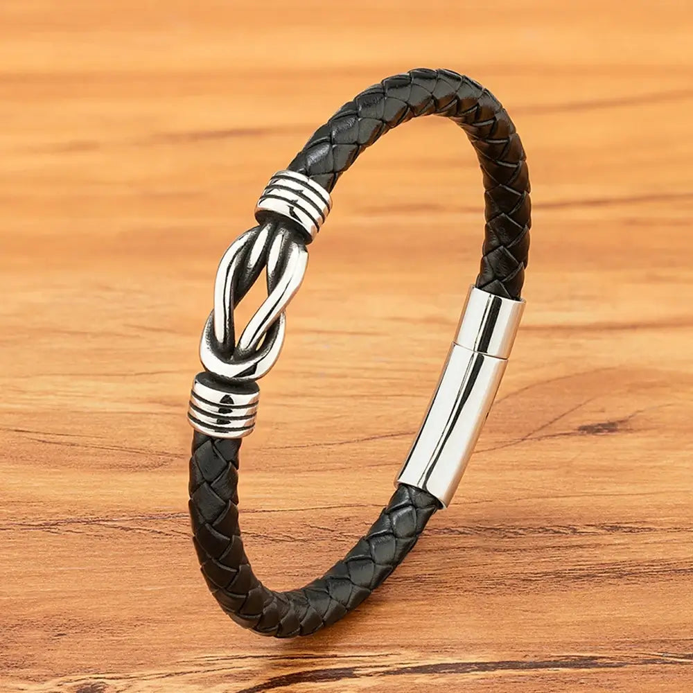 Bracelet liaison nœud argenté en cuir  noir tressé et acier inoxydable plaqué titane debout.