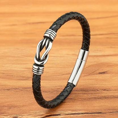 Bracelet liaison nœud argenté en cuir  noir tressé et acier inoxydable plaqué titane debout.