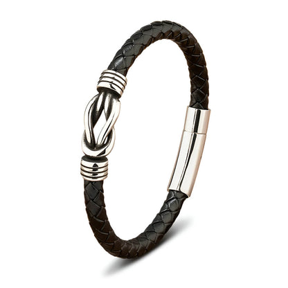 Bracelet liaison nœud argenté en cuir  noir tressé et acier inoxydable plaqué titane sur fond blanc.