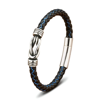 Bracelet liaison nœud argenté en cuir noir&bleu tressé et acier inoxydable plaqué titane sur fond blanc.