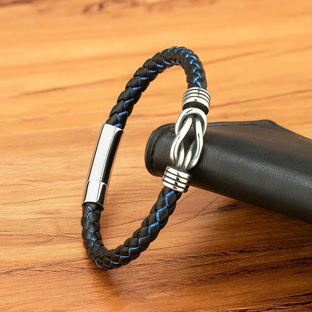 Bracelet liaison nœud argenté en cuir noir&bleu tressé et acier inoxydable plaqué titane posé.