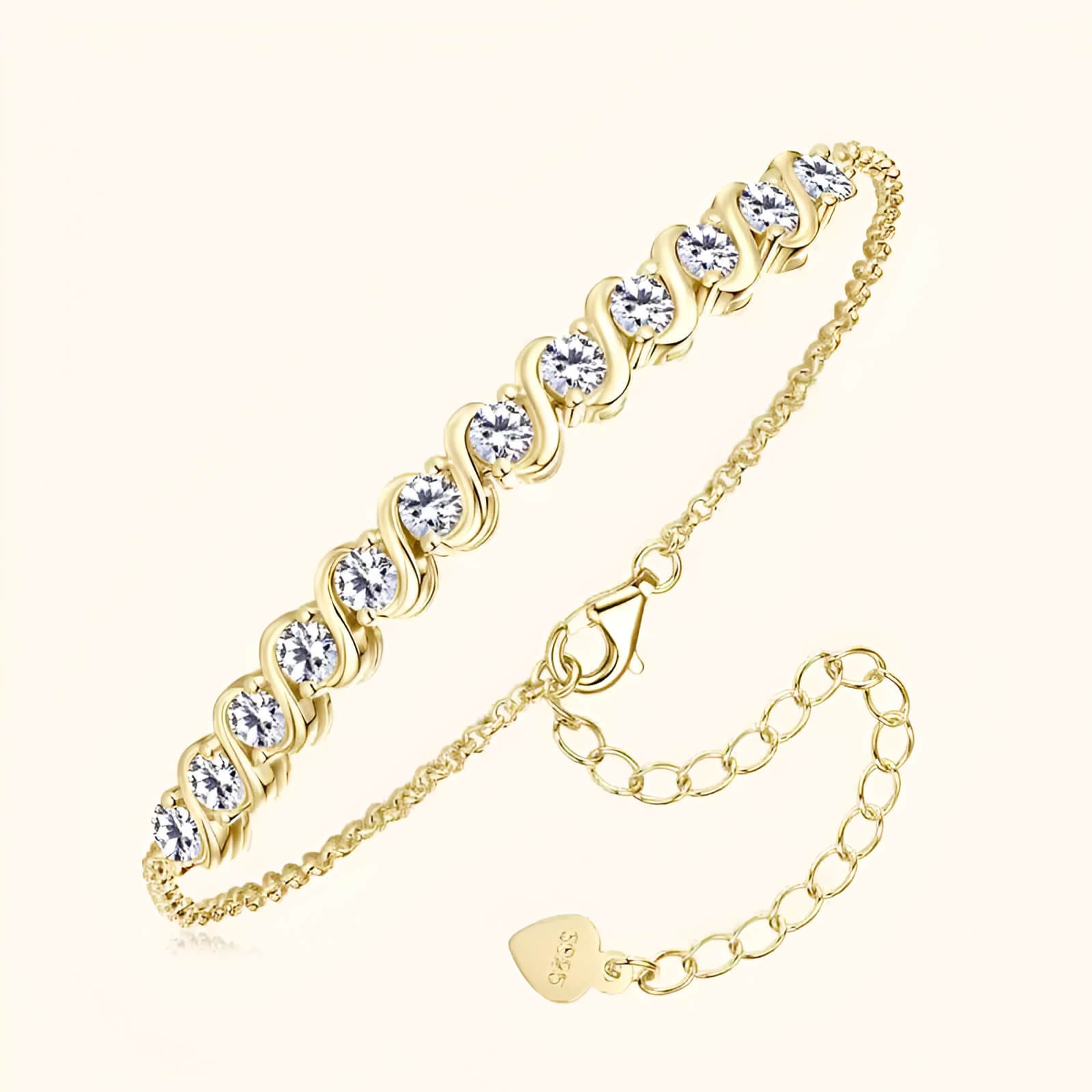 Bracelet maille fluide en argent 925 plaqué or jaune et diamants positionné en biais.