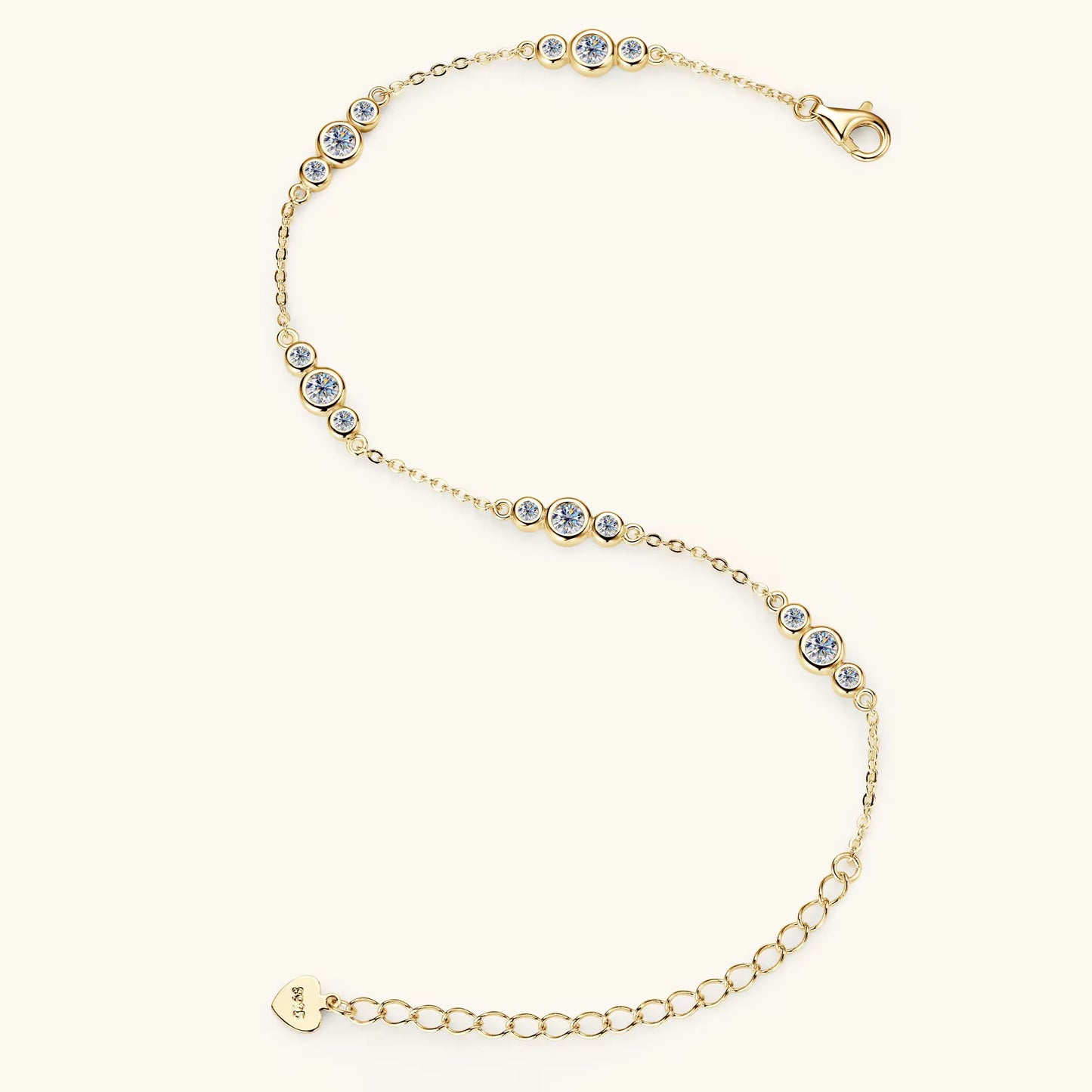 Bracelet maille fluide triple pierres en argent 925 plaqué or jaune et diamants brillants à plat vue du dessus.